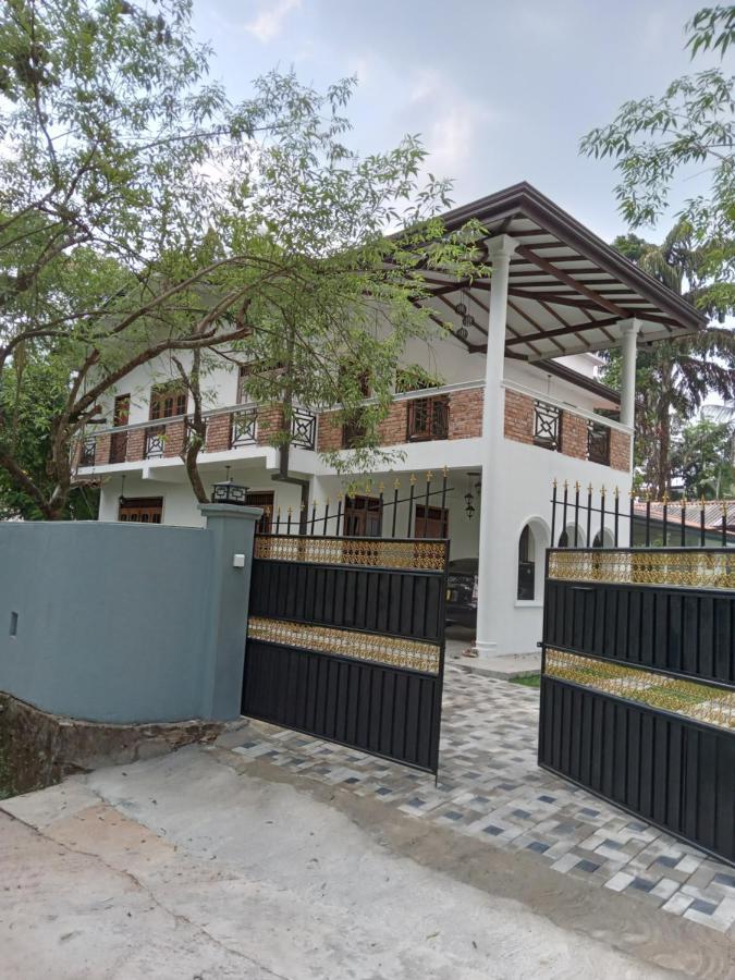 Sky Bloom Bed and Breakfast Homagama Buitenkant foto